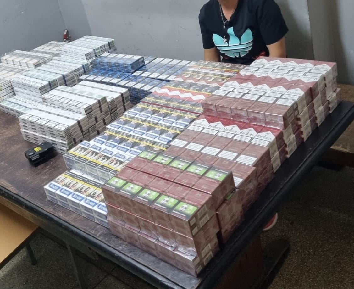 Femeie prinsă în flagrant, în timp ce vindea țigări de contrabandă în zona unei piețe din sectorul 3. Câte pachete au găsit polițiștii asupra sa
