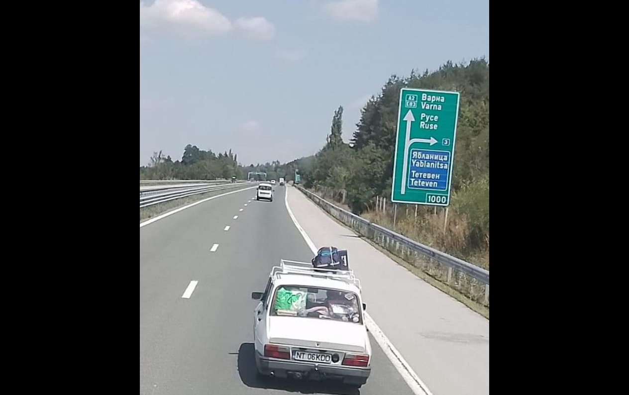 O Dacia 1300, încărcată până la refuz cu bagaje, a fost surprinsă pe drumul de întoarcere din Grecia: „Mare grijă, mașinile de epocă sunt căutate, poți rămâne fără ea, așa că parchează numai în locuri păzite”