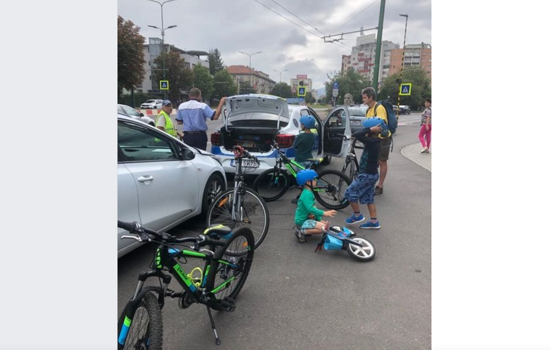 Ce a pățit o mamă din Brașov care a vrut să meargă la cinema cu bicicleta, alături de cei trei copii