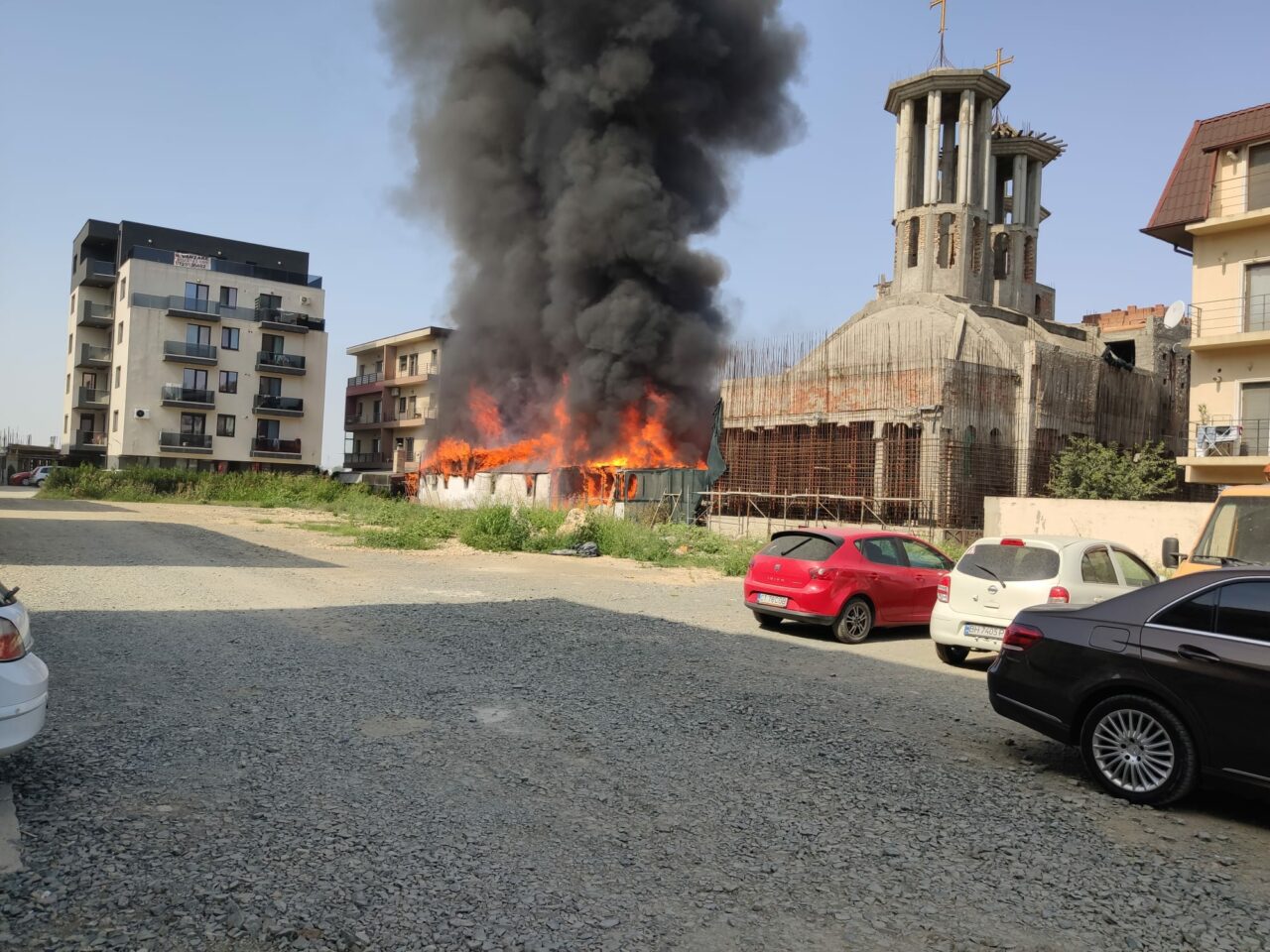 FOTO – VIDEO / Incendiu violent la o biserică din Constanța. Flăcările au cuprins și blocul de lângă lăcașul de cult