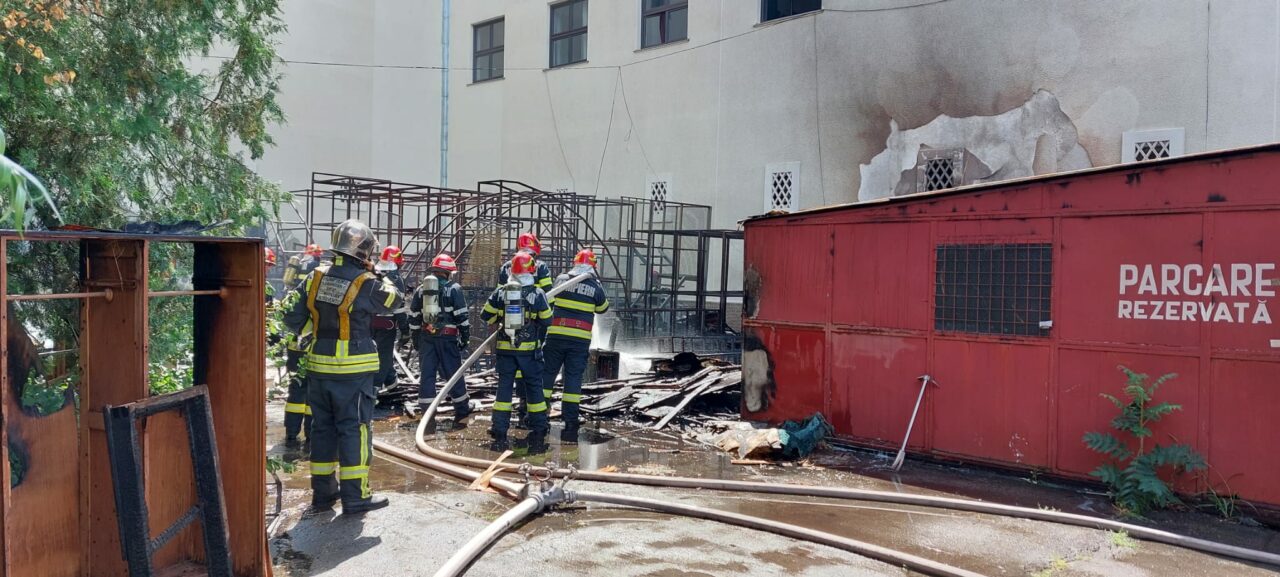 FOTO-VIDEO | Incendiu la Opera Națională din București. Flăcările au izbucnit la o anexă lipită de clădire