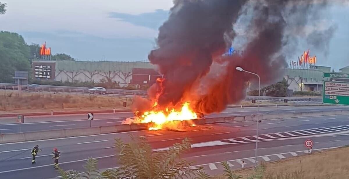 VIDEO | Un șofer român de TIR a murit într-un accident teribil, petrecut pe o șosea din Italia. Camionul pe care îl conducea s-a răsturnat și a luat foc