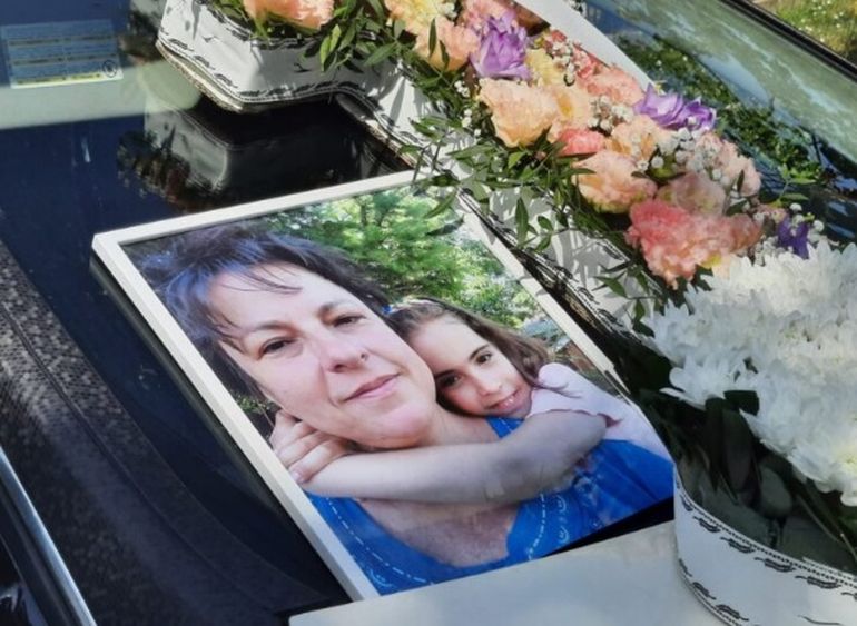 FOTO | Sora și nepoata de 5 ani a criminalului de la Bascov, conduse pe ultimul drum cu onoruri militare. Cine s-a ocupat de cele cinci înmormântări