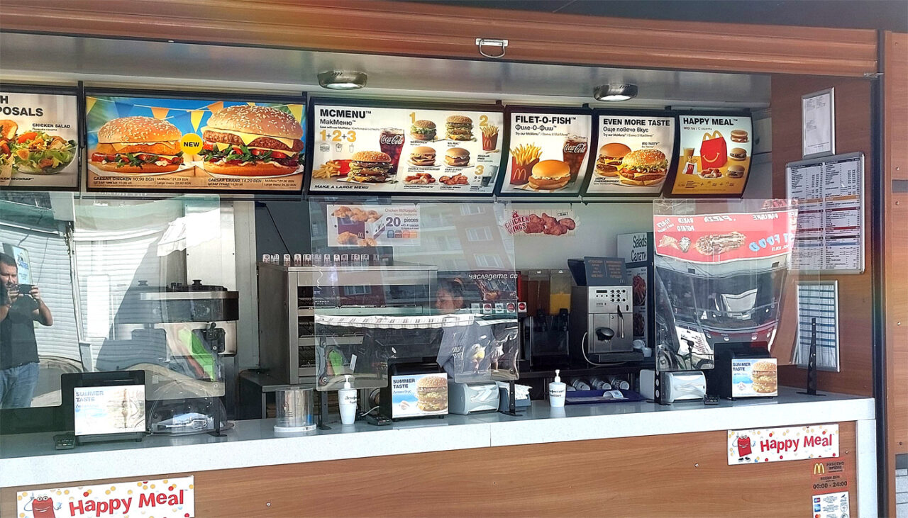 Ireal cât costă un hamburger la McDonald’s în Bulgaria. Imagini realizate de un turist român în Sunny Beach