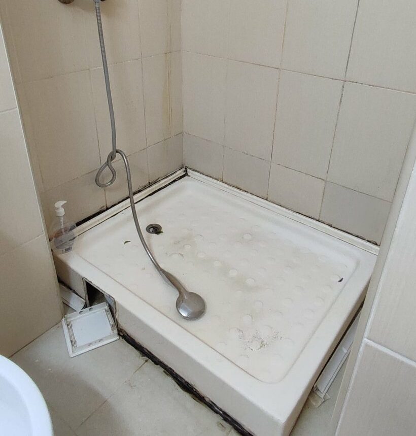Mizeria de nedescris găsită de o familie într-un hotel dintr-o stațiune de pe litoral | ”Cameristele duc gunoiul când își aduc aminte”