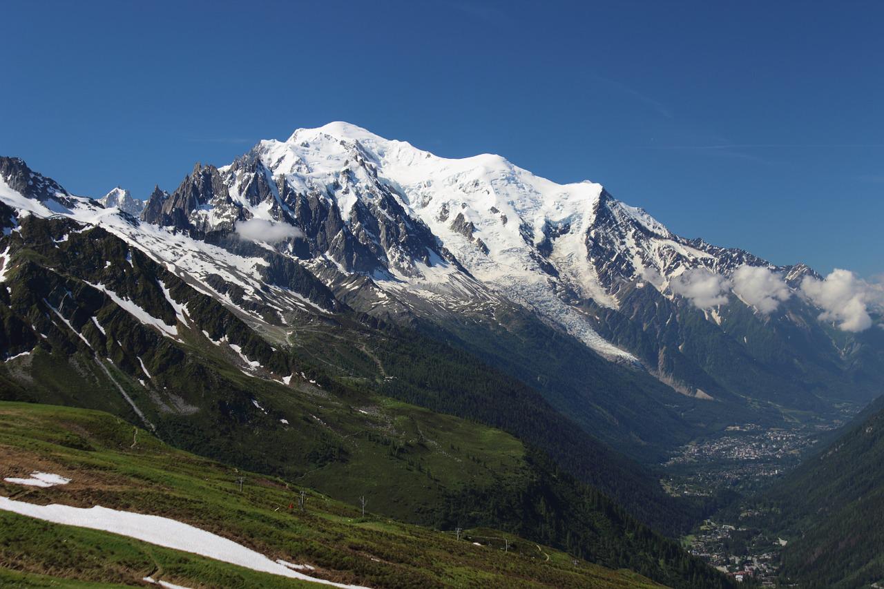 Cinci turiști români au vrut să urce cel mai înalt vârf muntos din Europa fără a fi echipați corespunzător. Ce decizie drastică au luat autoritățile franceze
