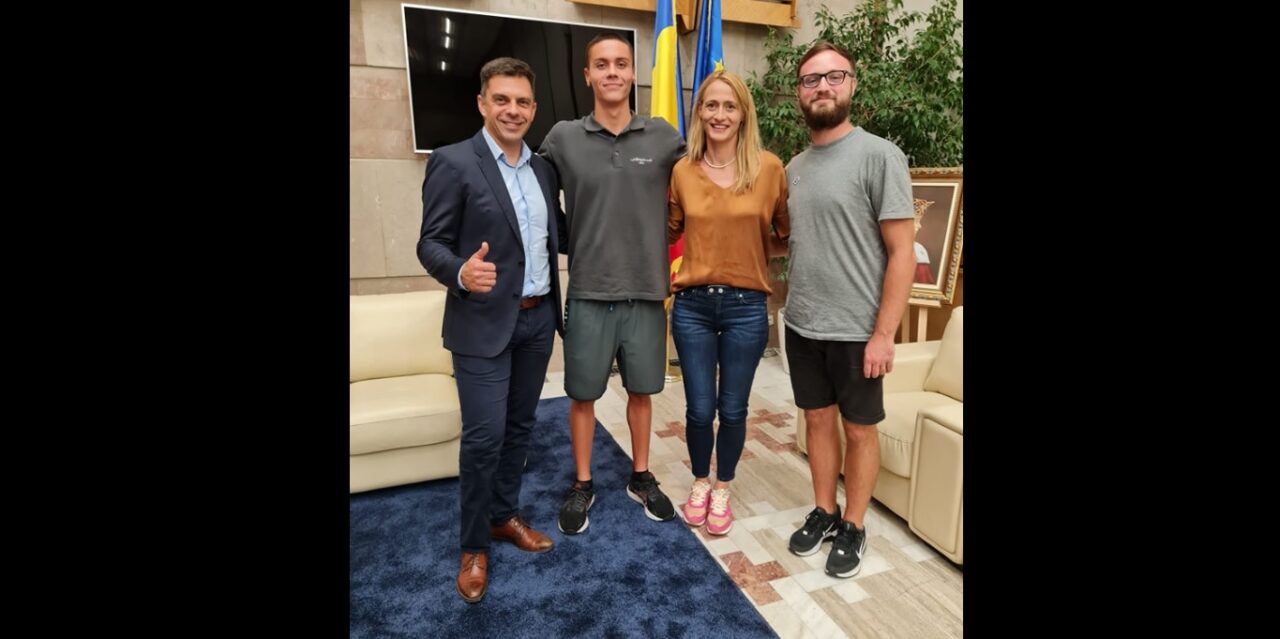 David Popovici a fost întâmpinat de ministrul Sportului la revenirea în țară. Eduard Novak: Mă voi ocupa personal de reabilitarea bazinului „Lia Manoliu”