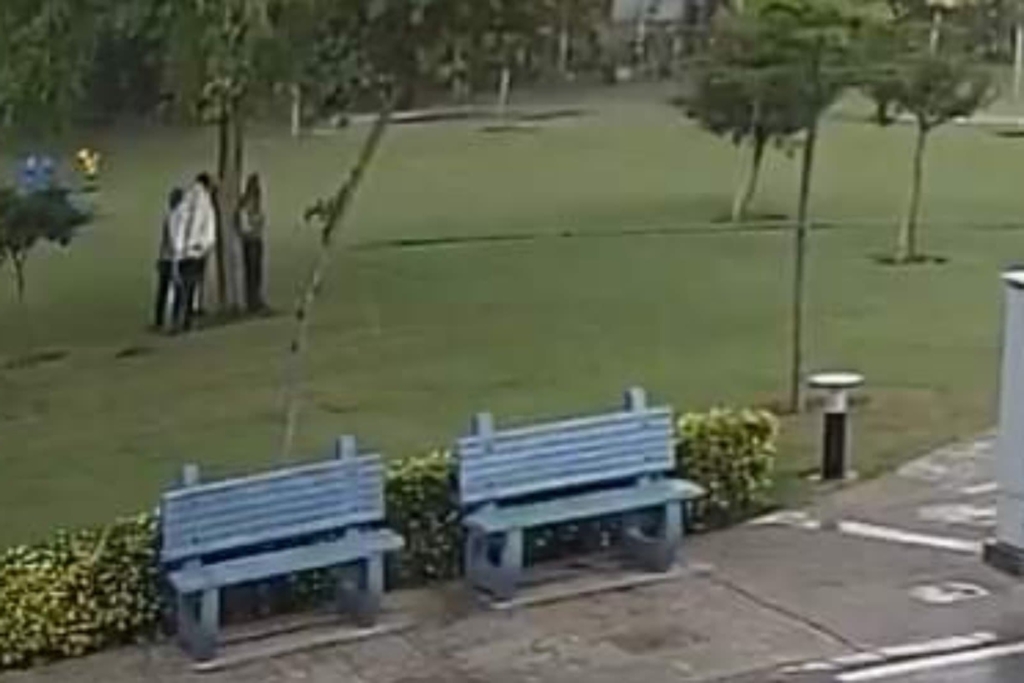 VIDEO | Imagini șocante cu persoane lovite de fulger, postate pe o rețea de socializare. Apar patru tineri, care au făcut toți aceeași greșeală