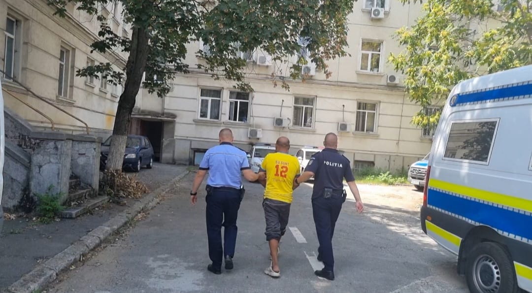 VIDEO | Pedofil în vârstă de 52 de ani, reținut de polițiștii din Dolj. Bărbatul este acuzat că a violat-o chiar pe fetița de 9 ani a iubitei sale