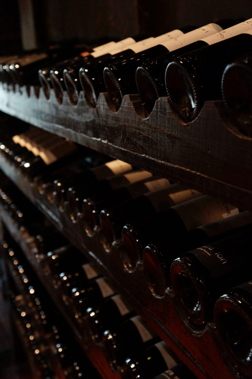 Un român a furat o sticlă de vin veche de peste 200 de ani. Ce a făcut cu ea
