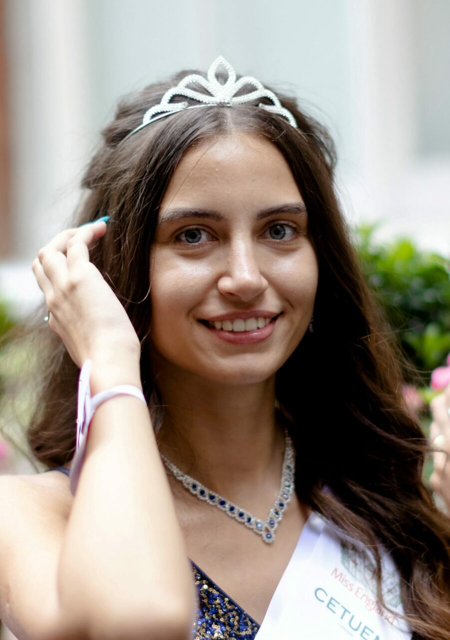 Finalista Miss Anglia a devenit prima concurentă care nu a purtat machiaj din istoria concursului. “Nu m-am simțit niciodată confortabil în pielea mea”