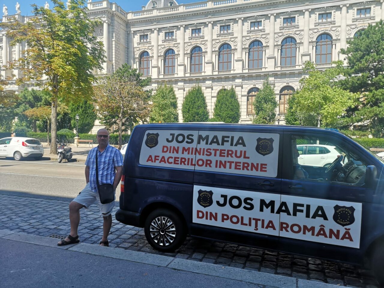 FOTO-VIDEO | Un poliţist din Neamț a plecat prin Europa cu o dubă pe care a scris „Jos mafia din Poliţia Română” și „Jos mafia din MAI”. Ce probleme a întâmpinat pe drum