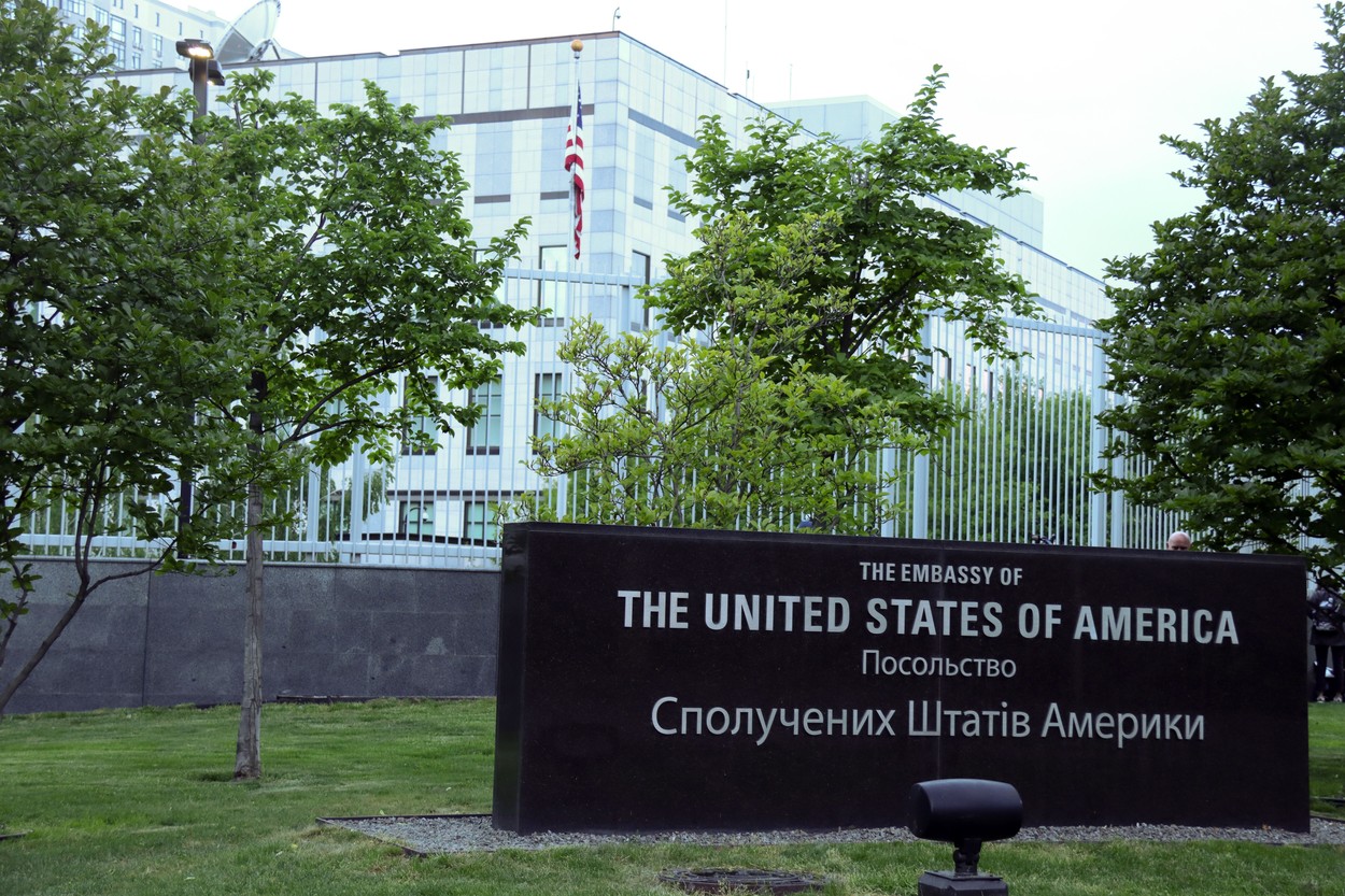 Statele Unite le cer cetățenilor americani aflați în Ucraina să părăsească țara. Există temeri privind noi atacuri asupra Kievului