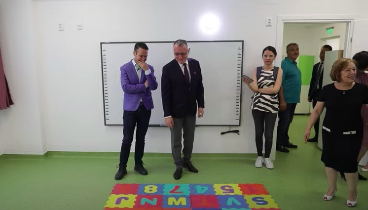 Cîmpeanu și Negoiță, primiți la o grădiniță cu mesajul „Puie Monta” scris pe podea din figurine pentru copii