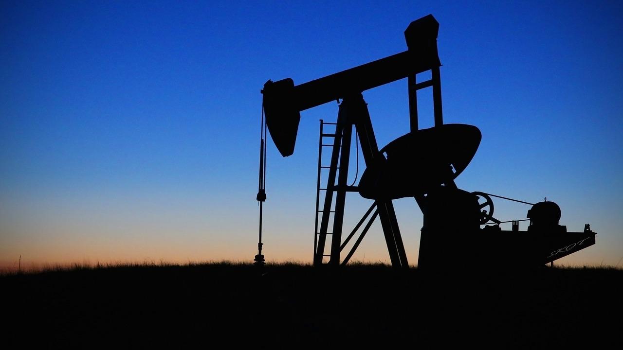 Barilul de petrol a scăzut sub 90 de dolari. Cel mai redus nivel înregistrat de la începutul războiului din Ucraina