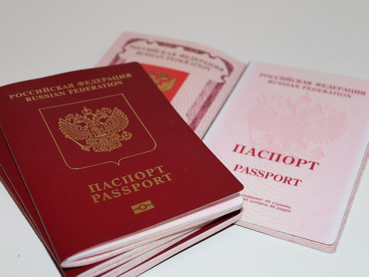 UE ia în calcul interzicerea vizelor pentru toţi cetăţenii ruşi: „Lăsaţi-i pe turiştii lor să se bucure de Rusia”