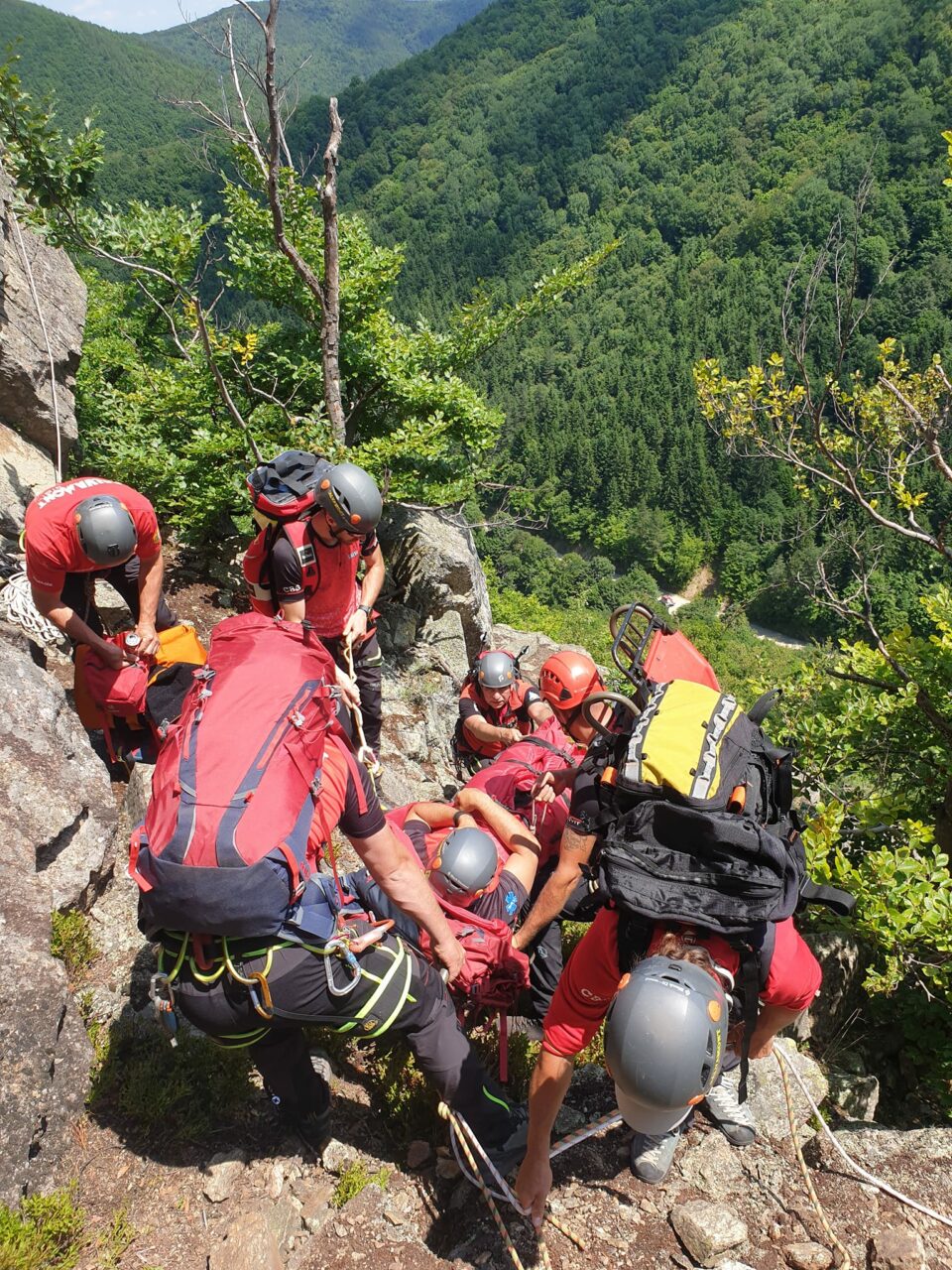 Salvamontiștii din două județe intervin pentru recuperarea a doi tineri blocați în zona unui lac din Munții Făgăraș. Ce au pățit turiștii