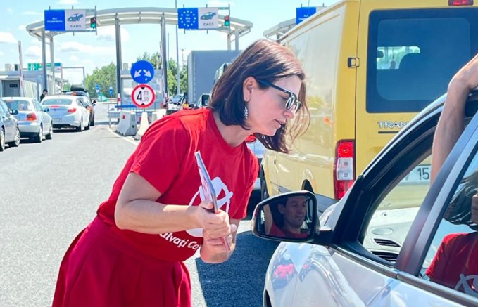 Campanie pentru copiii rămași acasă: Peste 21.000 de copii români nu au niciun părinte cu ei în țară, iar 9% dintre ei sunt în această situație de peste 10 ani