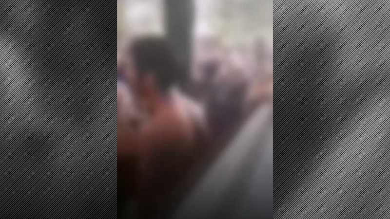 VIDEO | Imaginile umilinței: Ce a pățit un tânăr care urma să se întâlnească cu o fată pe care a cunoscut-o pe o rețea de socializare