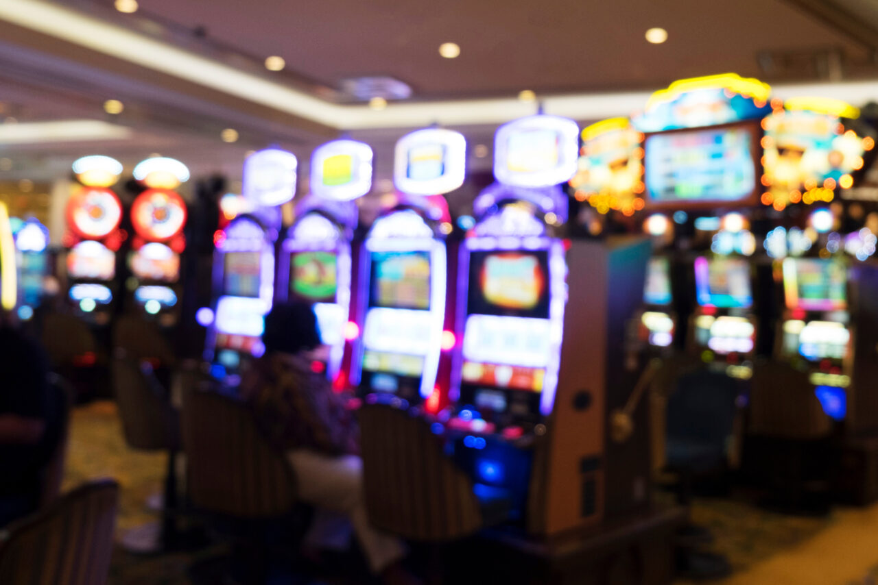 Doi tineri au jefuit o sală de jocuri de noroc din Vrancea și au reușit să fugă cu banii furați. Cum au acționat