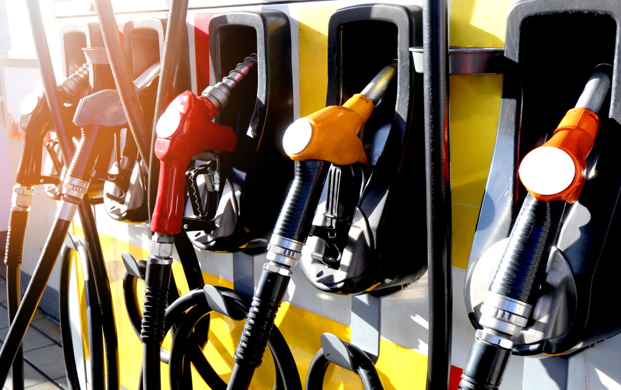 Prețurile carburanților au scăzut în ultima luna. Cu cât s-au ieftinit motorina și benzina