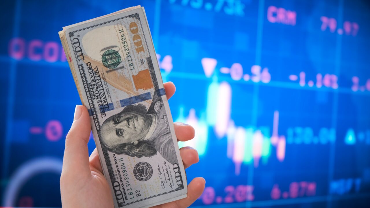 Dolarul, în creștere față de leu. Moneda americană a depășit pragul de 4,9 lei