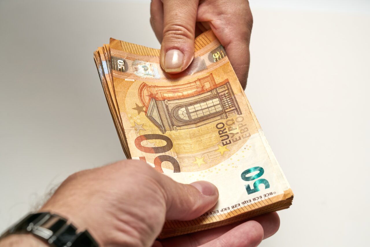 O femeie din Ploiești, care se dădea drept „măicuța Filofteea, expertă în magie albă”, a obținut zeci de mii de euro în doar trei zile. „Aţi băgat de seamă nişte pocnituri prin mobilă?”