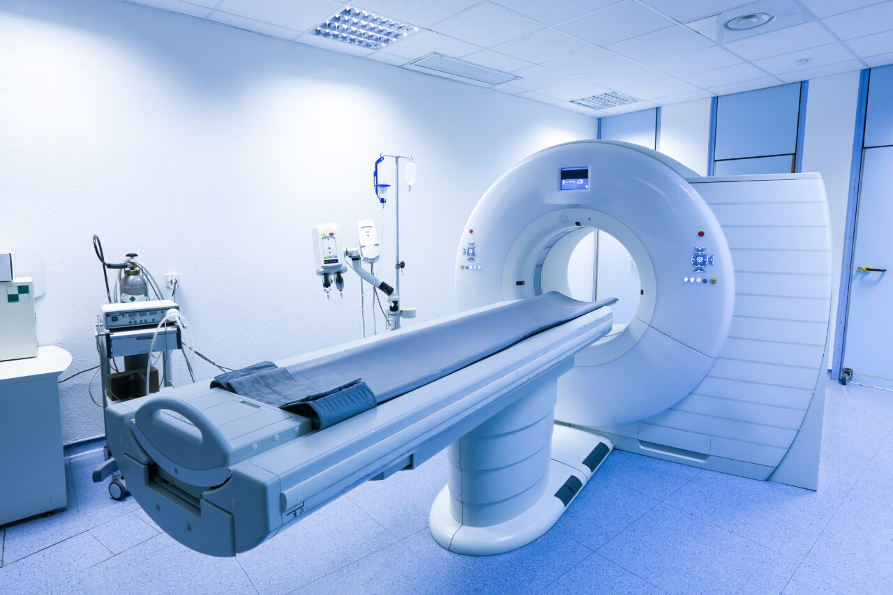 O femeie a murit într-o clinică din Târgoviște în timpul unui CT. Pacientei i s-a făcut rău după administrarea substanței de contrast