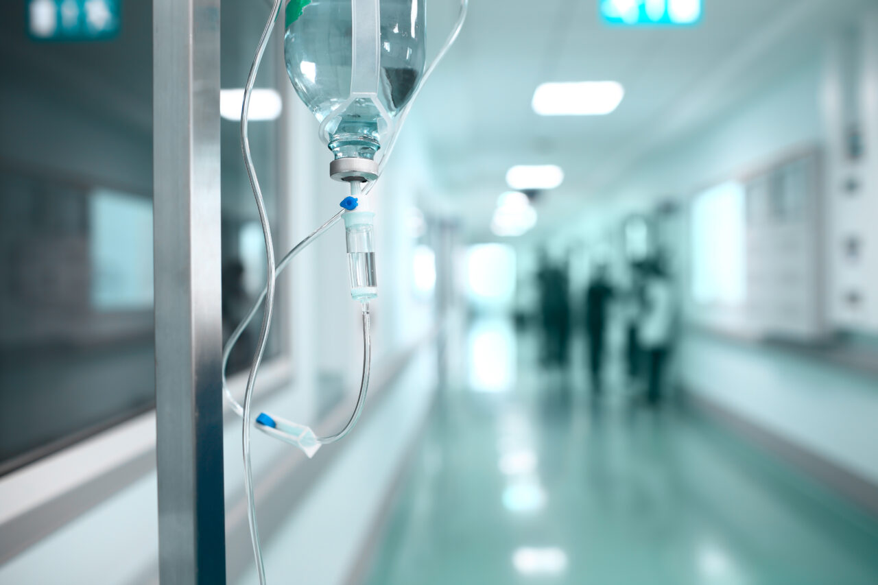 O mamă din Focşani reclamă comportamentul inadecvat al unei asistente medicale de la Spitalul de Urgenţă. Femeia i-a adresat cuvinte grele ei și fetiței sale