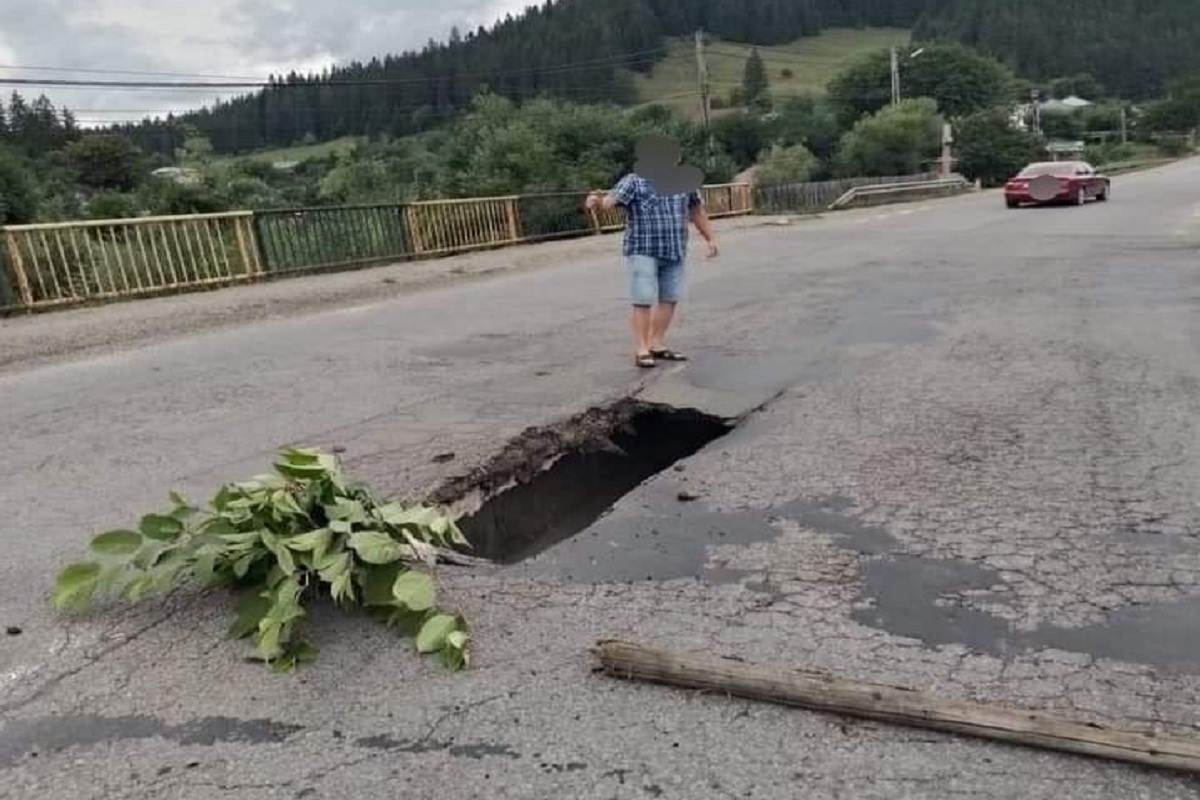 FOTO | Gaură imensă în miljocul asfaltului pe un pod din Neamț. Trafic restricționat pentru camioane