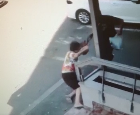 VIDEO | Bătrână atacată cu cruzime, de un tâlhar, în fața blocului, în Capitală. Agresorul a lăsat-o inconștientă pe caldarâm