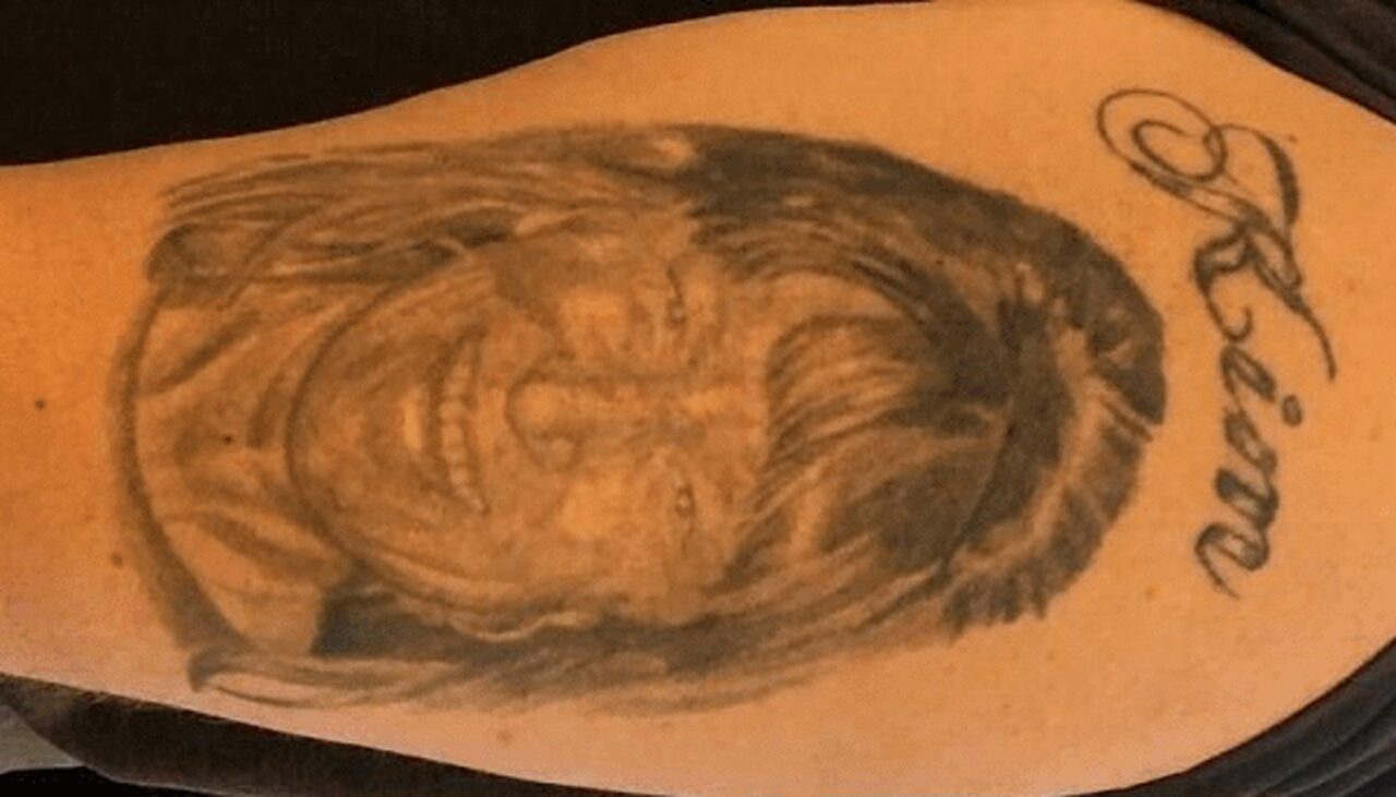Din dragoste, un bărbat și-a tatuat chipul nevestei pe braț. Ireal cum și-a modificat tatuajul, după ce a divorțat de ea