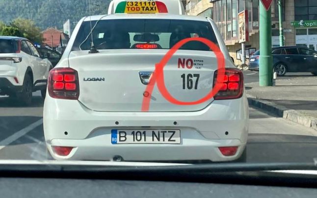 Un taximetru cu o inscripţie rasistă, pe străzile din Braşov. Cum a fost sancționat şoferul