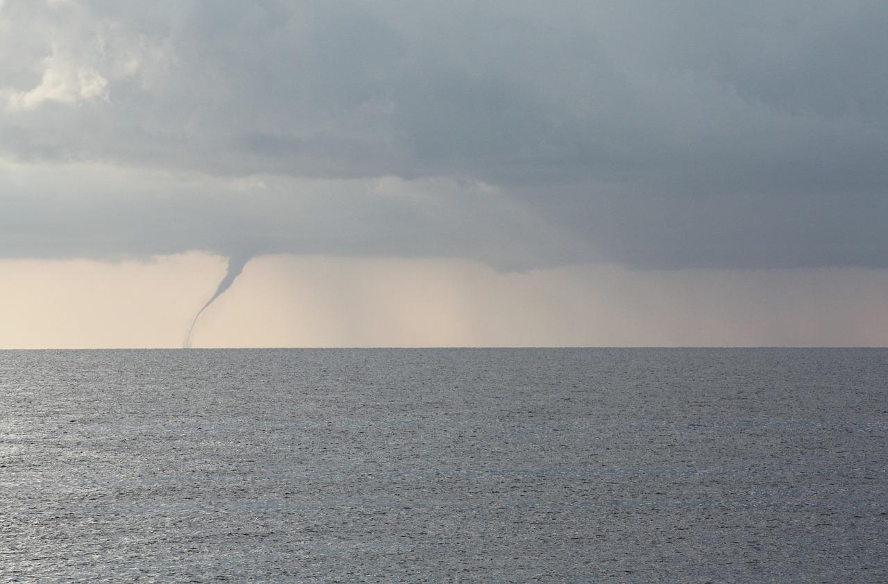 VIDEO Fenomene meteo extreme în România. O tornadă a fost surprinsă luni la Sulina