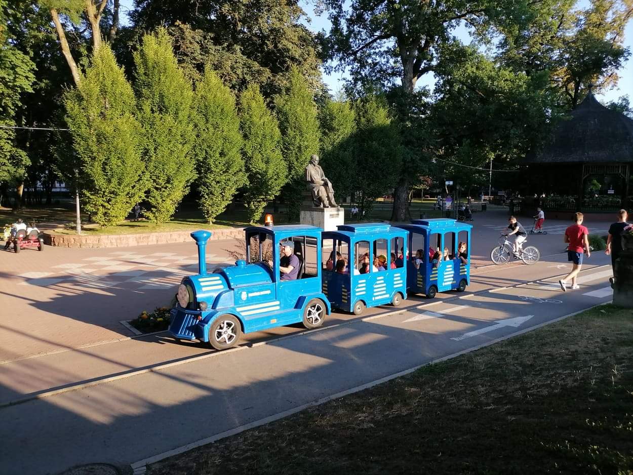 Un trenuleţ electric de agrement s-a răsturnat. Trei fetițe au ajuns de urgență la spital
