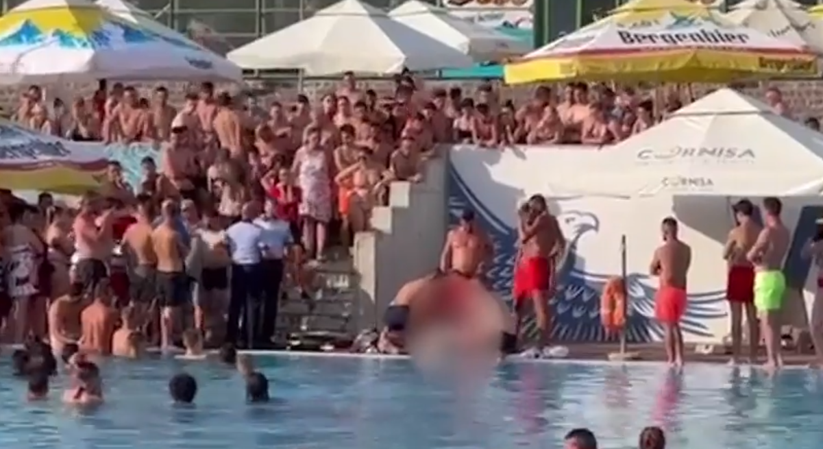 Un tânăr a murit într-un parc de agrement din județul Neamț. Victima a leșinat în timp ce înota în piscină