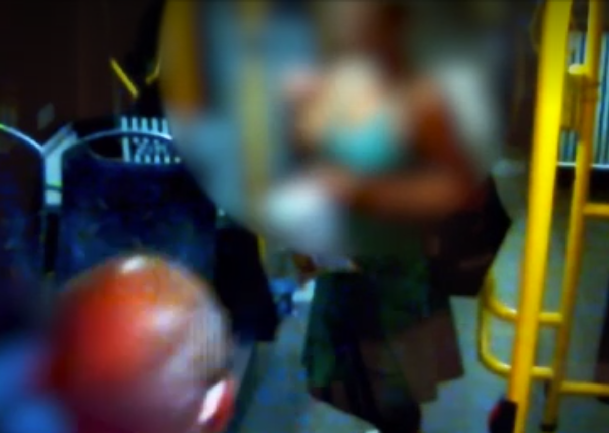 Un bărbat din Pitești a fost reținut pentru agresiune sexuală după ce a atacat o femeie în autobuz