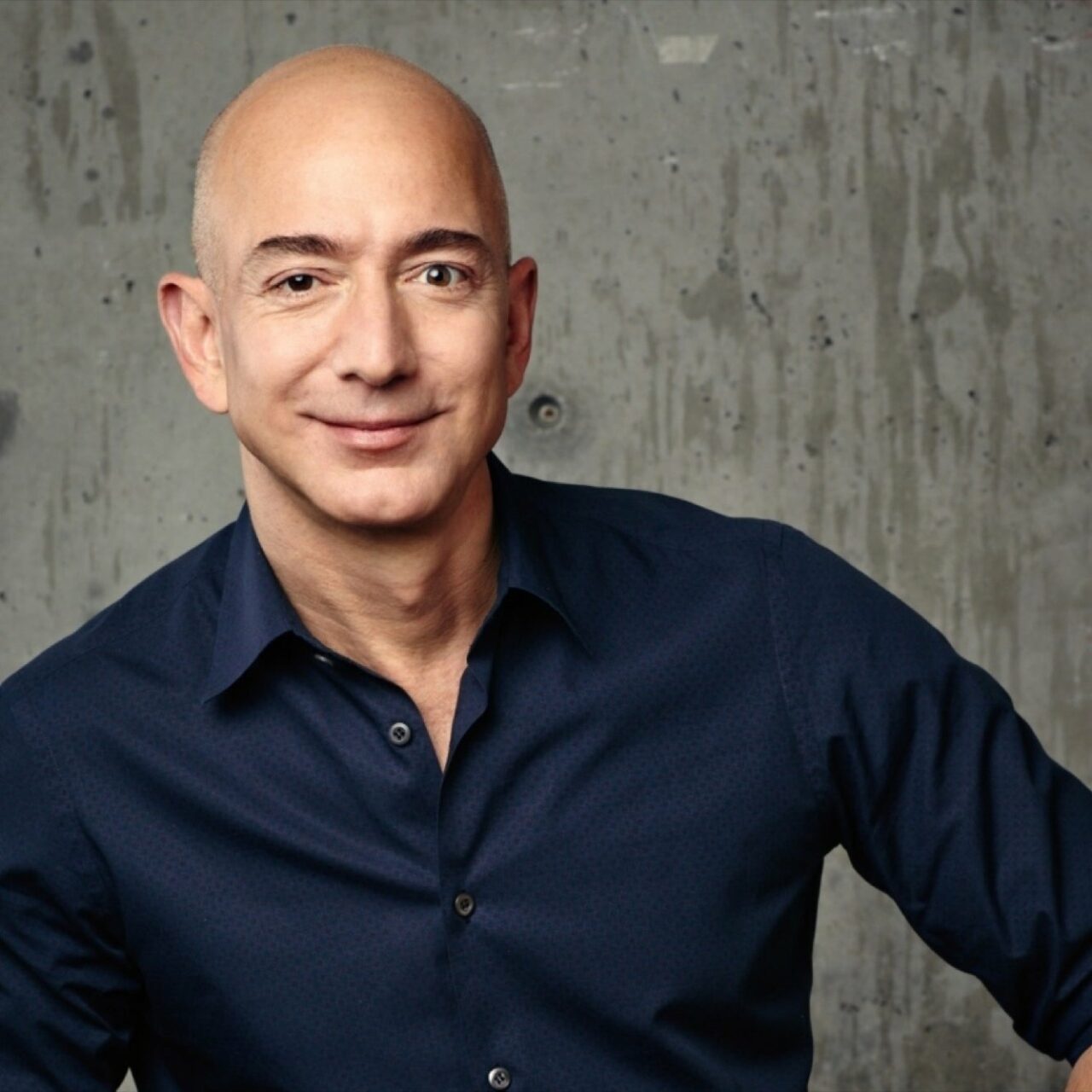 Miliardarul Jeff Bezos sare în apărarea Reginei, după ce un profesor universitar a susținut că „îi dorește o moarte chinuitoare”, printr-un mesaj pe Twitter. Ce părere au avut oamenii