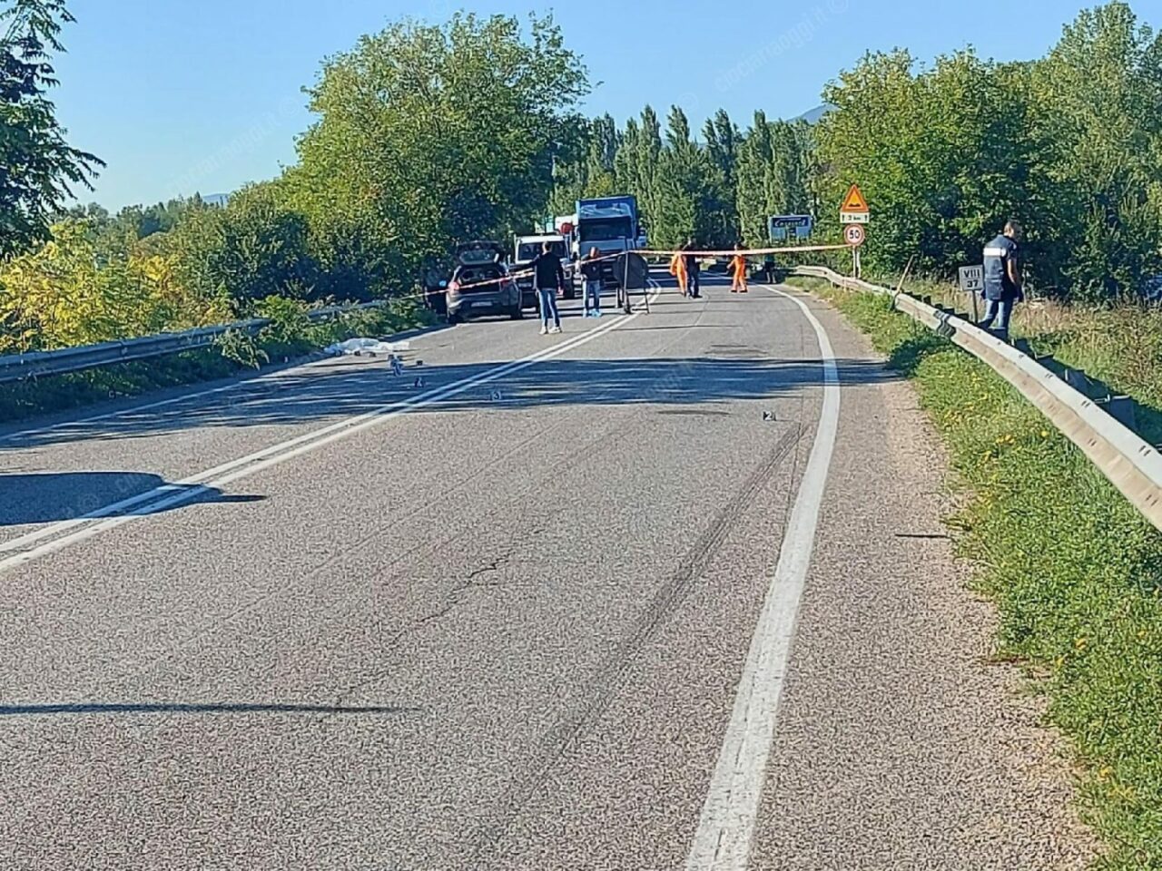 O româncă de 23 de ani a fost găsită fără suflare pe marginea drumului în Italia. Poliția îl caută pe cel care a produs accidentul