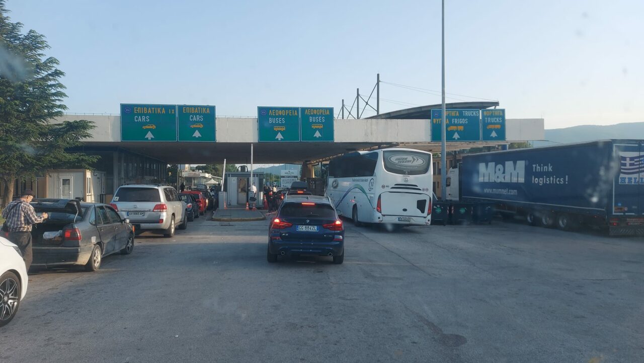 Sezonul estival se încheie! Iată problemele turiștilor: Se poate trece granița cu mâncare de acasă? ”Unii au impresia că dacă merg în Grecia sunt rude cu Onassis”