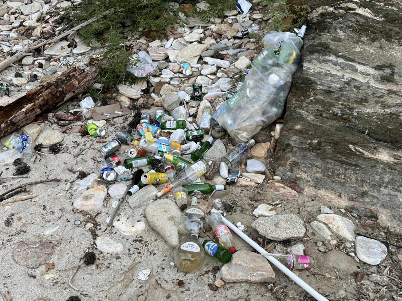 Insula Thassos, plină de gunoaie și ambalaje românești. Ce a postat o turistă pe un grup de călătorii
