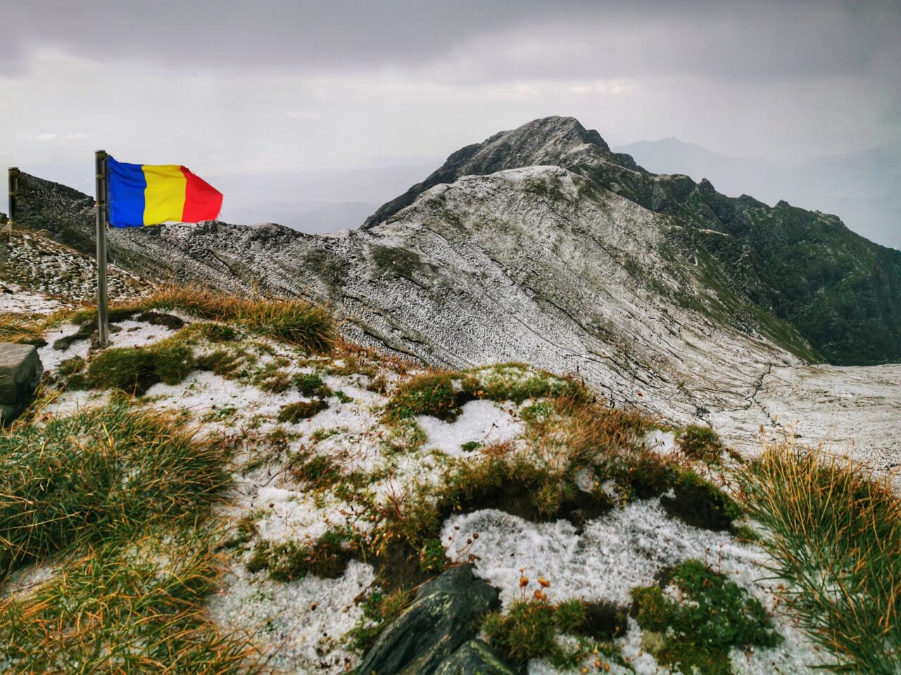 A nins la Vârful Omu, în Munții Bucegi. Meteorologii transmit: Vă rog eu frumos să vă lăsați șlapii acasă