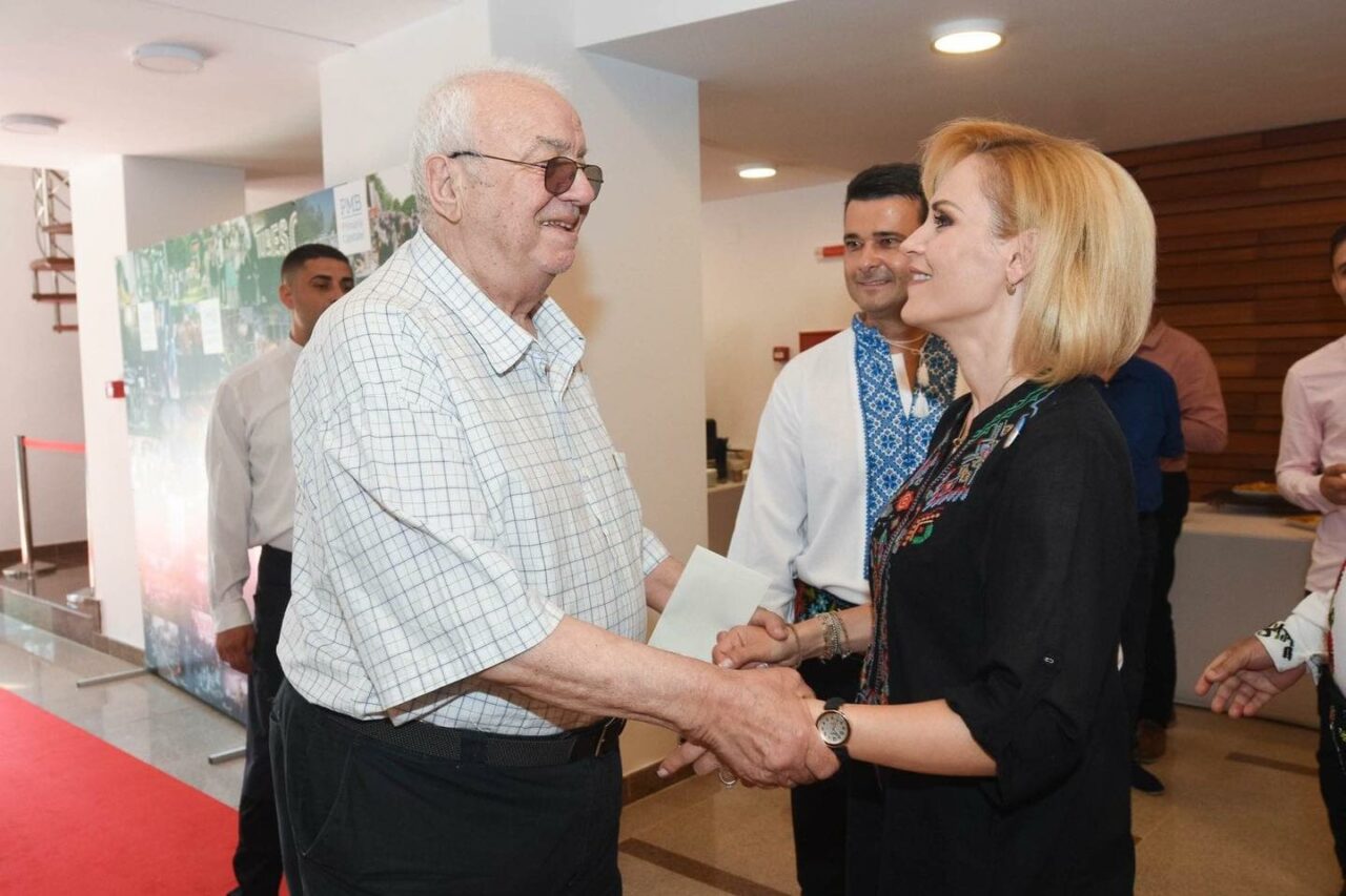 Gabriela Firea: „Sunt onorată că i-am adus o bucurie acordându-i titlul de cetățean de onoare al Bucureștiului. Un gest mărunt pentru măreția domnului Arșinel”