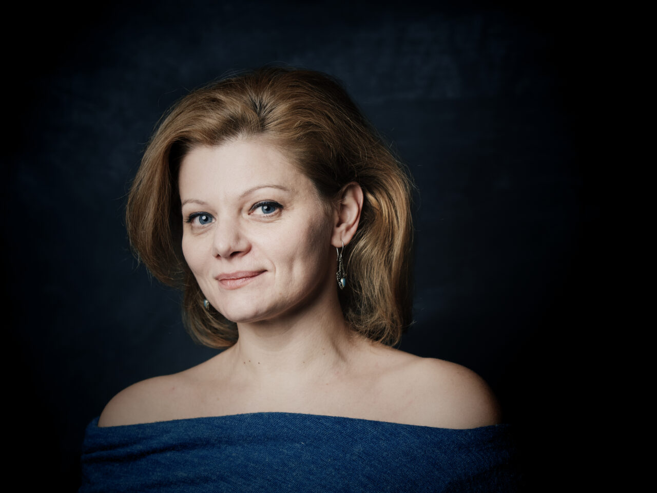INTERVIU | Ofelia Popii: „Mi-a plăcut să joc în filmul «Om Câine», tânjesc după momente din astea. Este mai greu în filme decât în teatru, nu am suficientă experiență pentru a fi creativă la capacitatea maximă, dar îmi plac enorm amândouă”