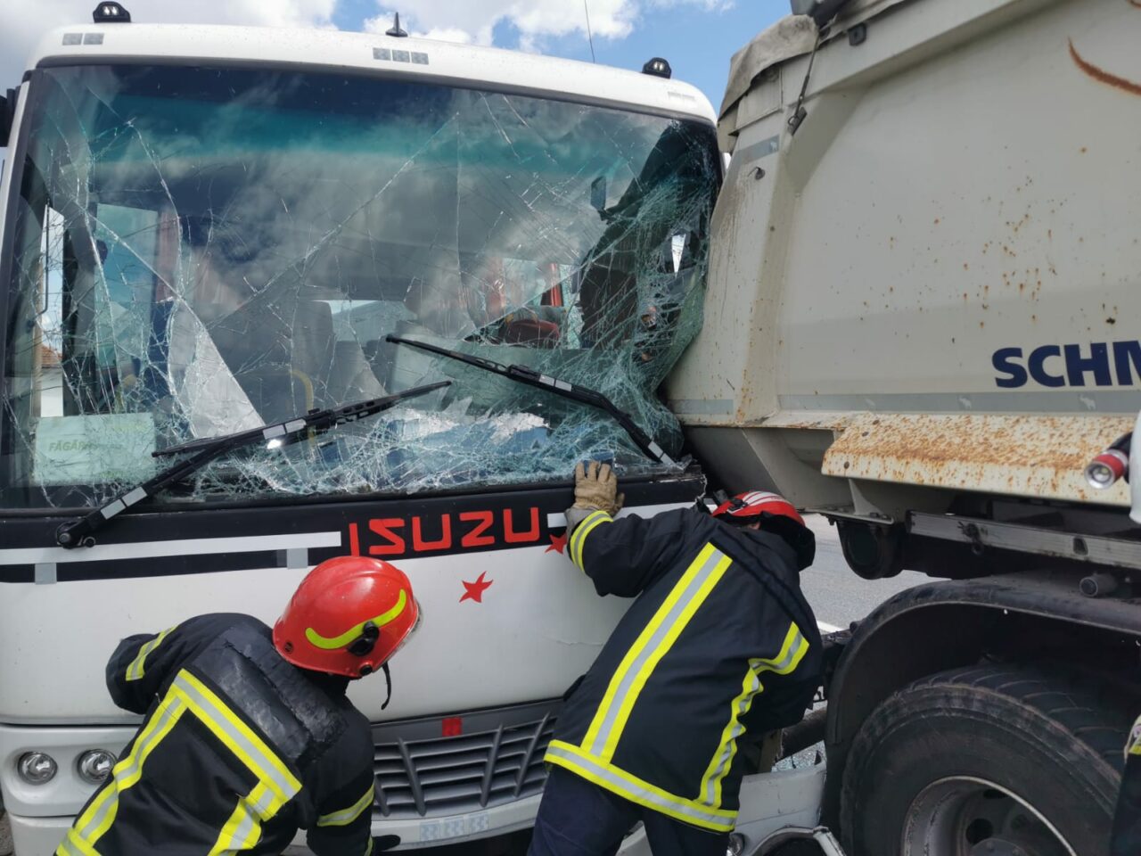 Un autocar cu 17 copii s-a cionit cu o basculantă, în Beclean, județul Brașov. O mamă și fiul său au avut nevoie de îngrijiri medicale