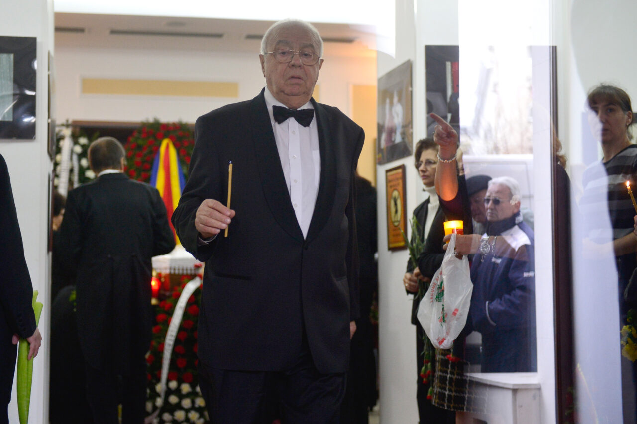 Cei care l-au iubit pe Alexandru Arșinel își iau rămas bun de la actor. Sicriul lui va fi depus la Teatrul „Constantin Tănase” / Când va avea loc înmormântarea