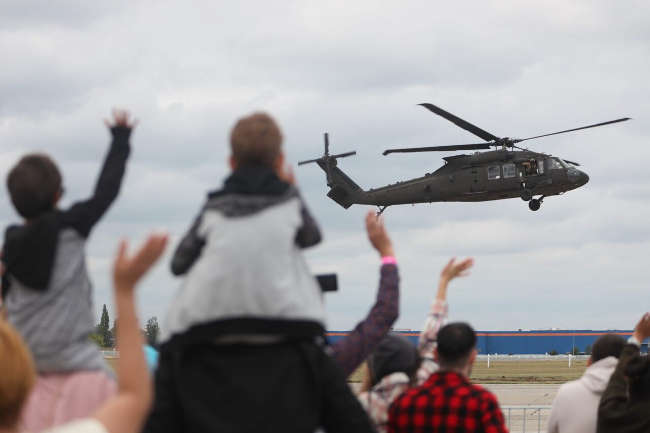 BIAS 2022 | Peste 100 de aeronave şi aproape 150 de piloţi și parașutiști civili şi militari, la cel mai mare show aviatic din România (GALERIE FOTO)