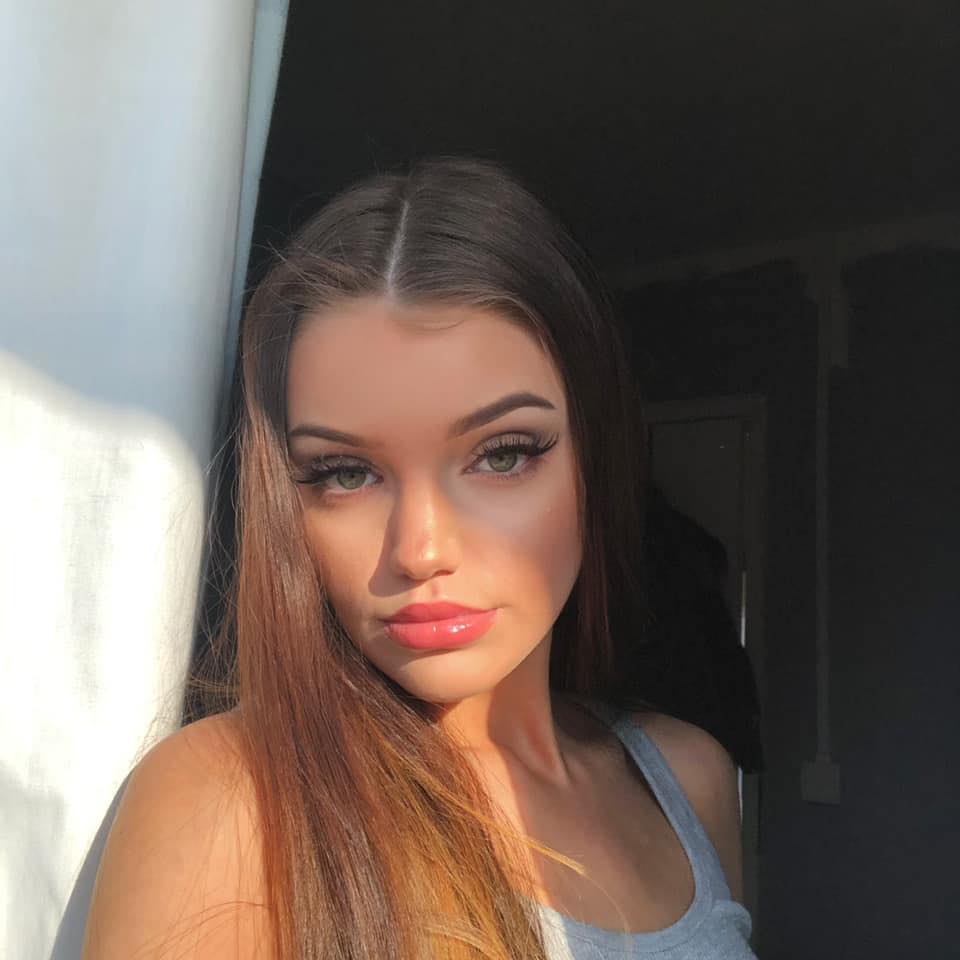 Un fotomodel în vârstă de 21 de ani a avut parte de o moarte stupidă, într-o cameră de hotel din Liverpool. Tânăra a confundat ușa de la toaletă cu un dulap, care a căzut peste ea