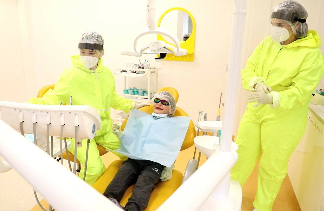 EXCLUSIV | O treime dintre părinți nu și-au dus niciodată copiii la dentist. Medic: „Este dezastru național! Ar trebui să se transforme în obligativitate. Să nu le îngustăm alegerile ca viitori adulți pentru că nu au dinți în gură”