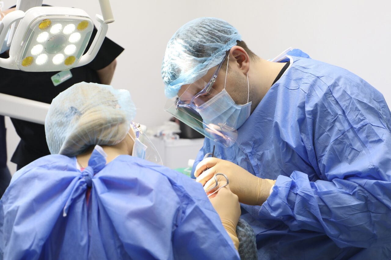 INTERVIU | Medicul Ionuț Leahu: ”La stomatolog, ești pacient toată viața, iar oamenii au început să înțeleagă că nu doare. Dinții se tocesc, iar dacă stai așa, se schimbă fața, pot apărea dureri de cap”  